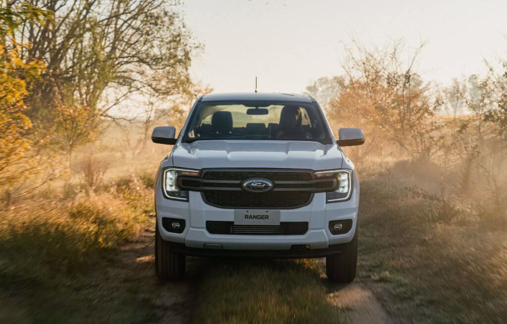 Pipace Ford Maverick Black em movimento na estrada